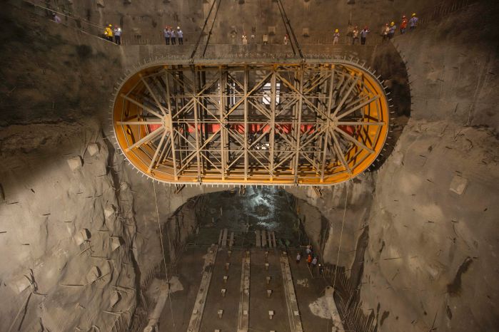 白鶴灘水電站百萬機組首節尾水肘管成功吊裝