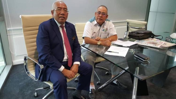 Najib在沙撈越學校的'Scam'太陽能項目上簽下數百萬美元