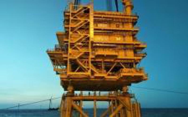 華東院勘測(cè)設(shè)計(jì)的亞洲離岸距離最遠(yuǎn)的海上升壓站吊裝成功