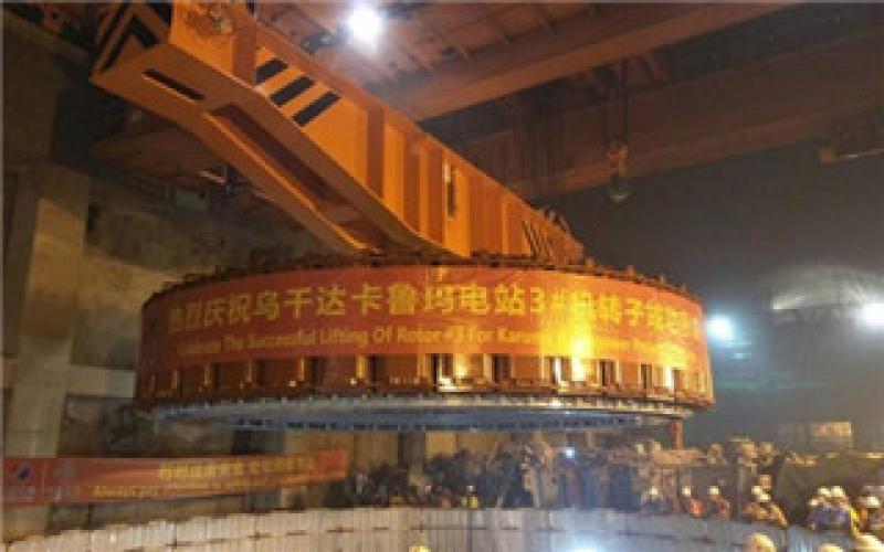 卡魯瑪水電站首臺發電機轉子吊裝成功