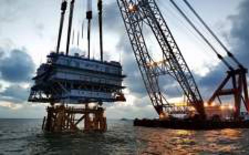 三峽新能源江蘇大豐300兆瓦海上風(fēng)電項(xiàng)目220kV海上升壓站順利完成吊裝