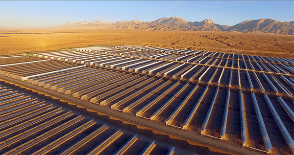 戈壁灘上的超級(jí)工程：中國(guó)首個(gè)大型光熱示范電站正式投運(yùn)